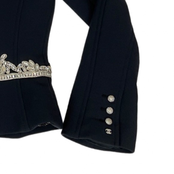 Chanel 2002 Autumn collection full suit with crystal details. Stunning! - Picture 7 of 16